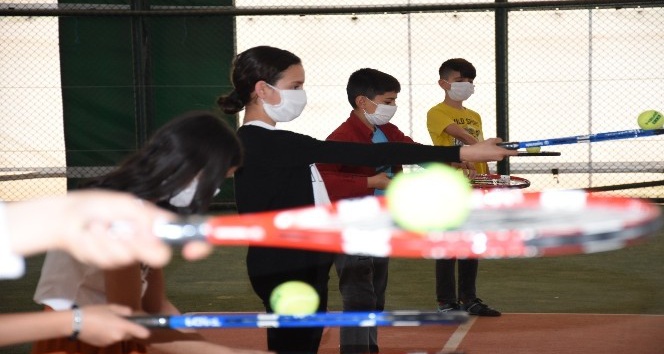 Diyarbakır’da Bilgi Evi öğrencilerine tenis kursu