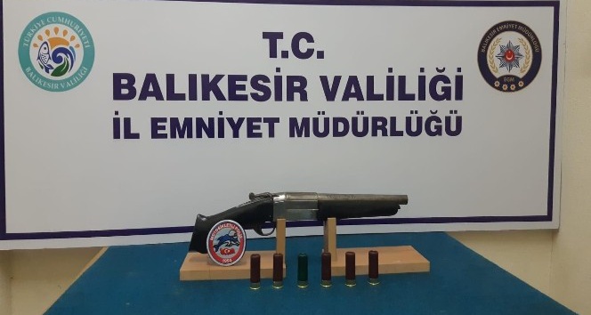 Balıkesir’de polis 17 silah ele geçirdi