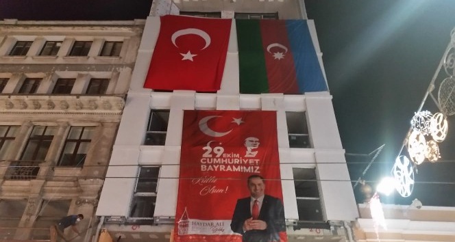 Taksim’de 29 Ekim Cumhuriyet Bayramı öncesi Türk ve Azerbaycan bayrakları asıldı