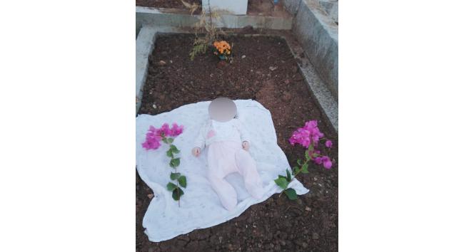 Doğduğu gün kaybettiği babasının mezarında