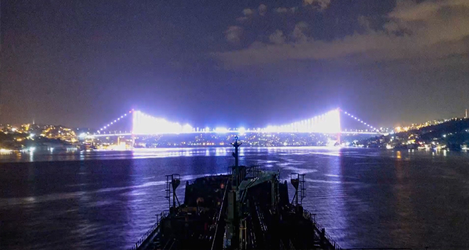 Gemilerin İstanbul Boğazı&#039;nda masalsı yolculuğu