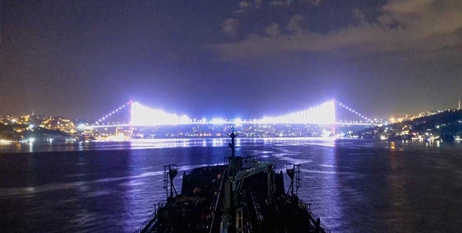 Gemilerin İstanbul Boğazı'nda masalsı yolculuğu