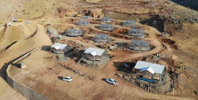 Depreme karşı yapılan çelik evler yükseliyor