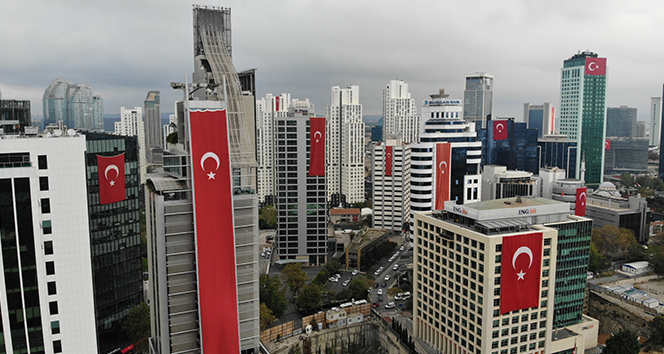 Maslak’ta gökdelenlere dev Türk bayrakları asıldı