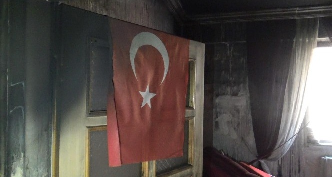 Bir kişinin öldüğü yangında duvarda asılı bulunan Türk bayrağı zarar görmedi
