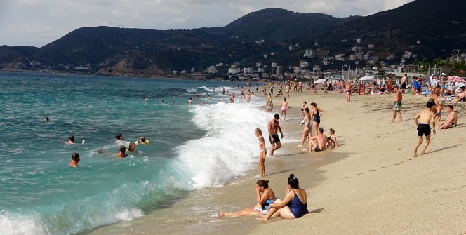 Alanya'da turistlerin kapalı havada dev dalgalı deniz keyfi