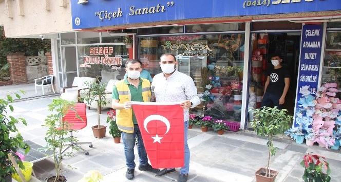 Haliliye’den vatandaşlara Türk Bayrağı hediyesi
