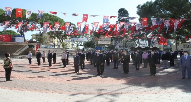 Kuyucak’ta Atatürk anıtına çelenk sunuldu