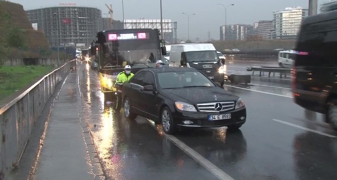 E-5’te mahsur kalan araçları polis ekipleri iterek kurtardı