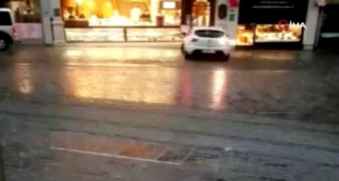 Taksim’de sağanak yağış etkili oldu