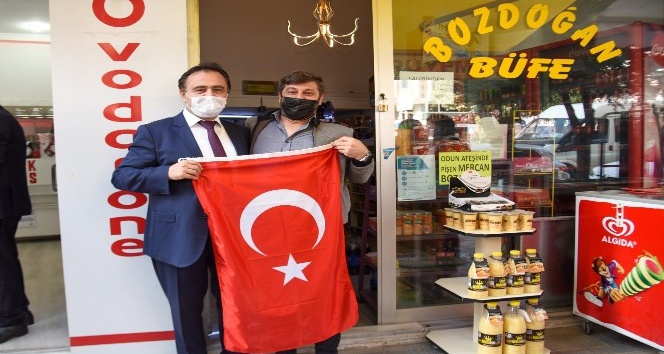 Cumhuriyet Bayramı dolayısıyla esnafa Türk bayrağı dağıtıldı
