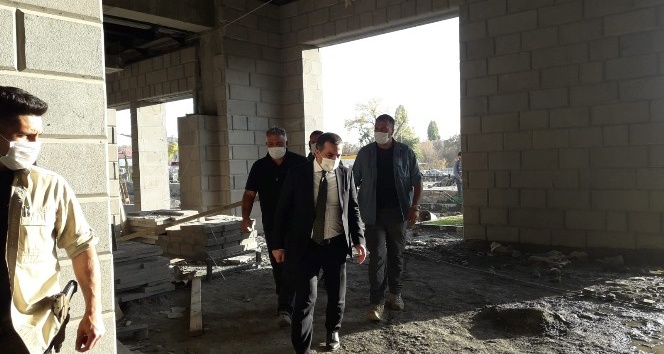 Vali, Belediye Başkan Vekili Öksüz, Kars Vadisi inşaatında incelemelerde bulundu