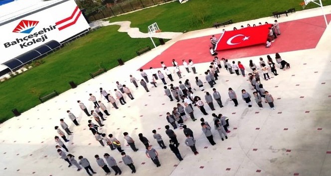 Minik öğrenciler Türk Bayrağı koreografisi ile Cumhuriyet Bayramını kutladı