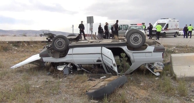 Virajı alamayan otomobil şarampole devrildi: 8 yaralı