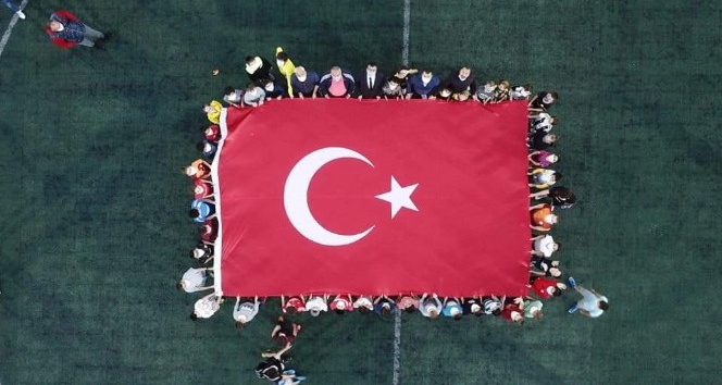 Cumhuriyet Bayramı’nda dev Türk bayrağı açtılar