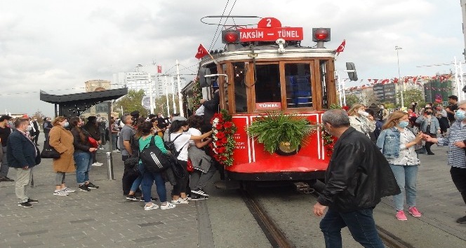 Taksim’in simgelerinden nostaljik tramvay Cumhuriyet Bayramı için süslendi