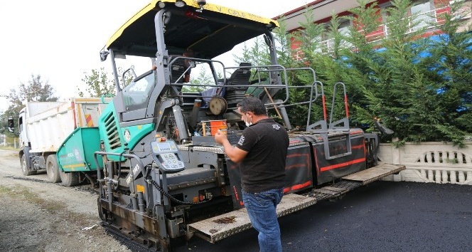 Serdivan’da asfaltlama çalışmalarına devam ediyor