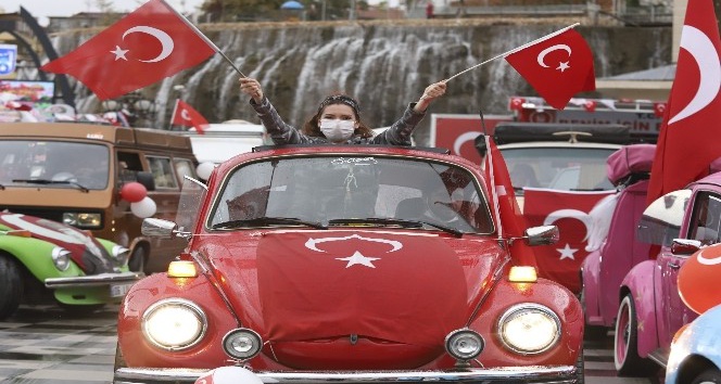 Keçiören’de klasik otomobillerden “29 Ekim Cumhuriyet Bayramı” konvoyu