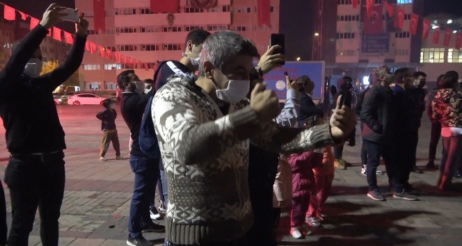 Mehter marşının ritmine kendini kaptırdı, hem oynadı hem de canlı yayınladı