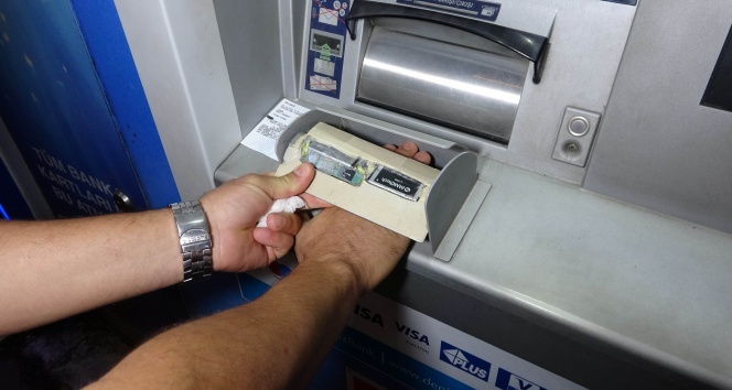 ATM&#039;nin içinde gizli kameralı düzenek ele geçti