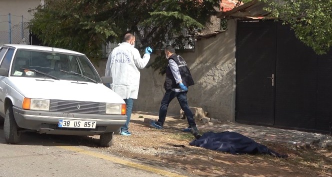 Kapı komşusu akrabalar arasında döner bıçaklı ve baltalı kavga: 1 ölü, 3 yaralı