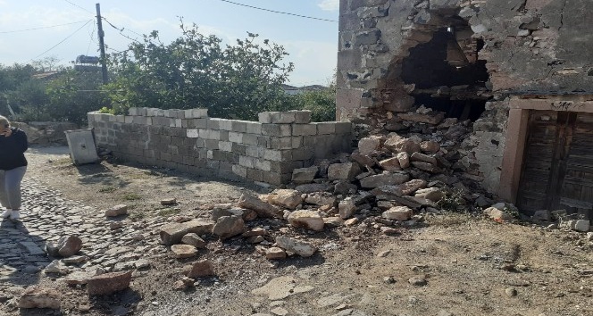 Deprem Ayvalık’ta da hissedildi, bir taş binanın duvarı çöktü