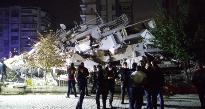 İzmir&#039;deki enkazdan bir kişinin daha cansız bedeni çıkarıldı