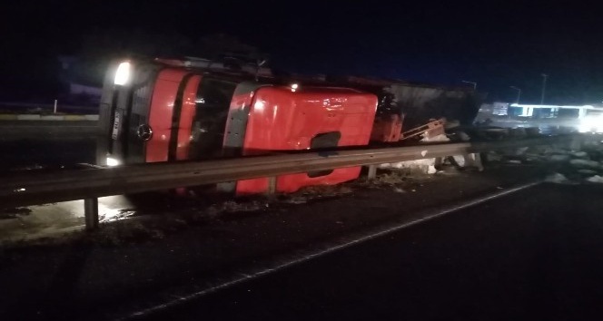 Islak zeminde kayan tır böyle devrildi