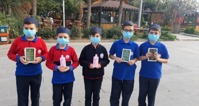 Mardin’de imam hatip öğrencileri Mevlid-i Nebi Haftası nedeni ile kitap dağıttı