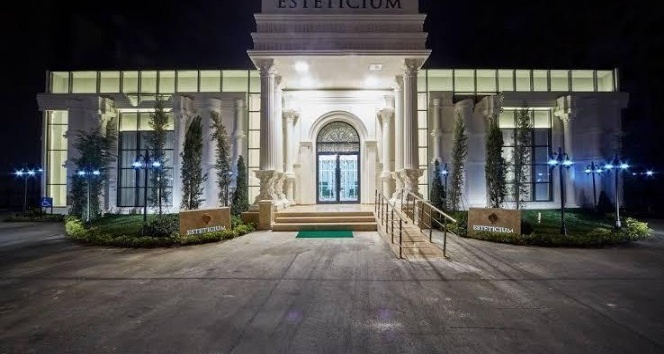 Esteticium’da kişiye özel gülüş tasarımı