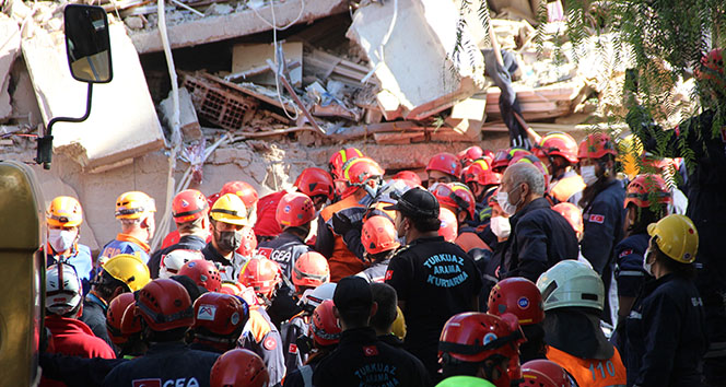 İzmir&#039;de 23 saat sonra enkaz altında 5 kişilik aileden 4&#039;ü çıkarıldı