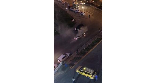 Seyir halindeki araç alev alev yandı