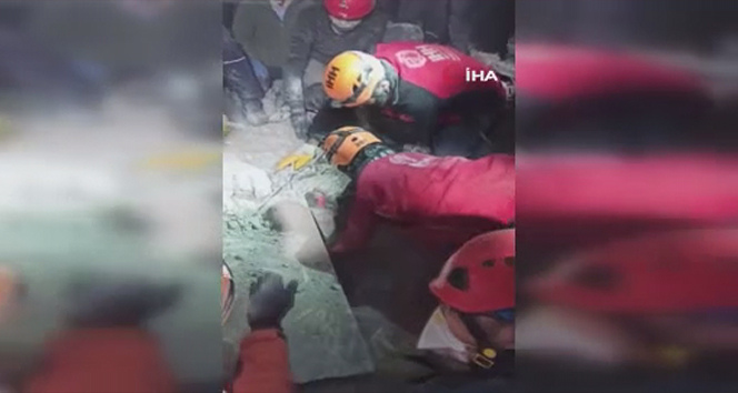 70 yaşındaki vatandaşın enkazdan kurtarılma görüntüleri ortaya çıktı