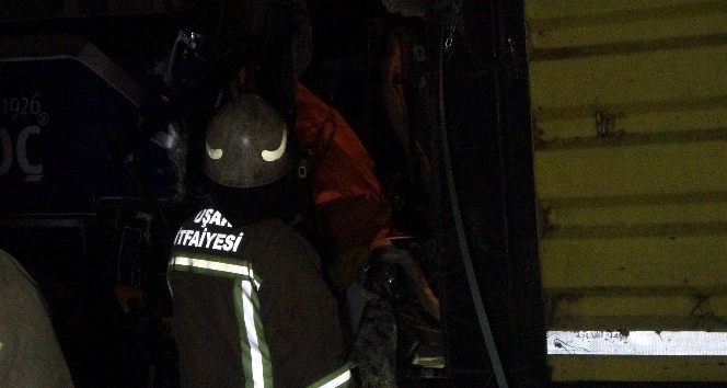 Tıra çarpan otobüste 1 kişi hayatını kaybetti