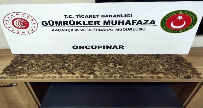 Sınır kapısında bin 380 adet tarihi sikke ele geçirildi
