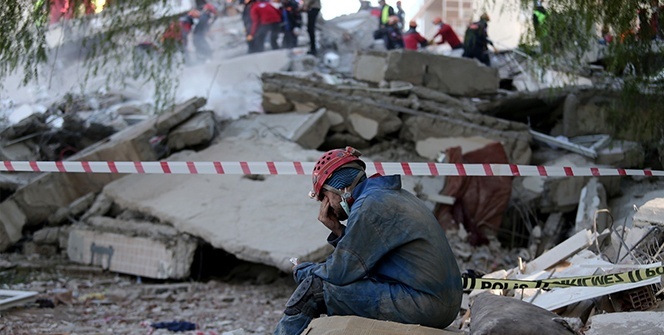 İzmir depreminde arama kurtarma personeli gözyaşlarını tutamadı