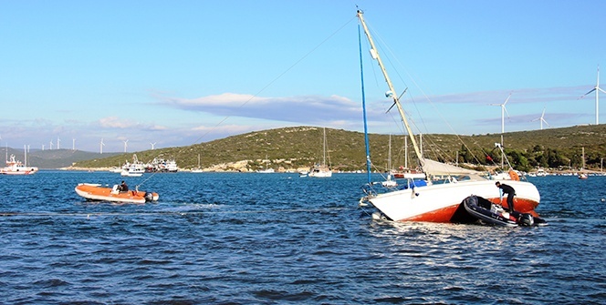 Tsunami ile sürüklenen tekneler denizden çıkartılıyor