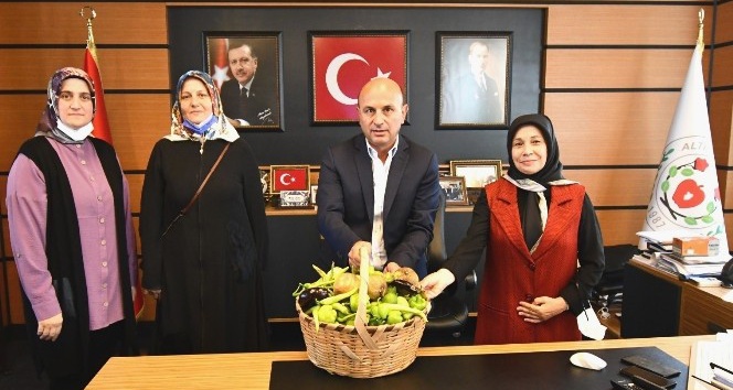 Yerli tohumdan üretilen ilk mahsuller Başkan Oral’a