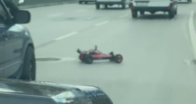 Oyuncak arabasıyla trafiği tehlikeye düşüren sürücüye ağır ceza