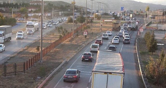 43 ilin geçiş güzergahında trafik yoğunluğu: Araçlar tampon tampona ilerledi