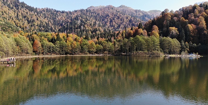 Borçka Karagöl'ün büyüleyen sonbahar güzelliği
