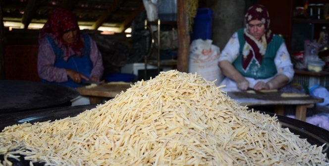 Kışın vazgeçilmez ata lezzeti 'Erişte' için imece usulü hazırlık