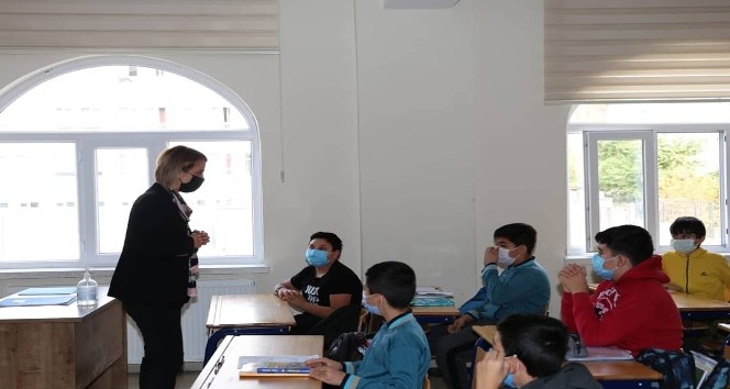 Vali Becel, haftaya okul ziyareti ile başladı