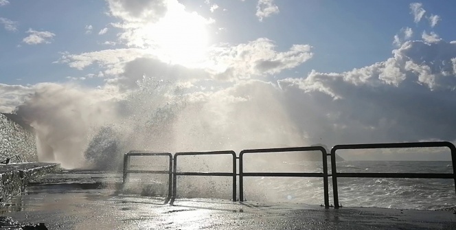 Zonguldak'ta dev dalgalar korkuttu
