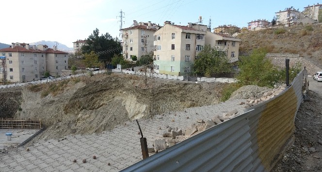 Tokat’ta iki binada çökme riski, evlerine girmeye korkuyorlar
