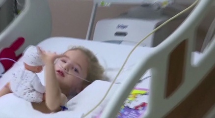 Elif bebek, annesine el salladı
