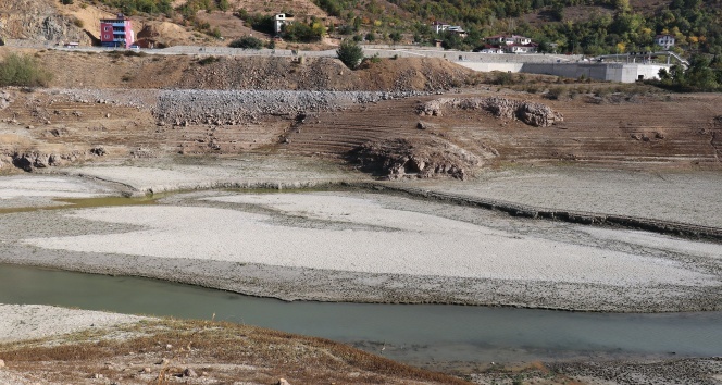 Torul Baraj Gölü&#039;ndeki kuraklık dikkat çekiyor