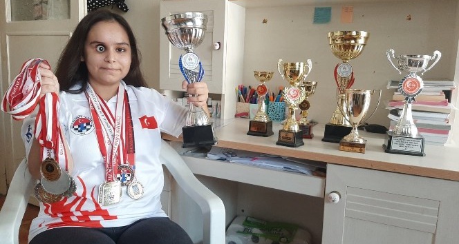 Satranç şampiyonu görme engelli kız iki defa kanseri de şah mat etti