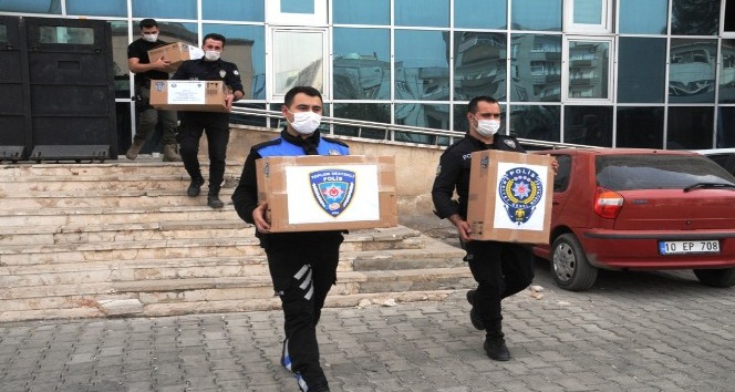 Cizre polisi İzmirli depremzedelere yardım kolisi gönderdi