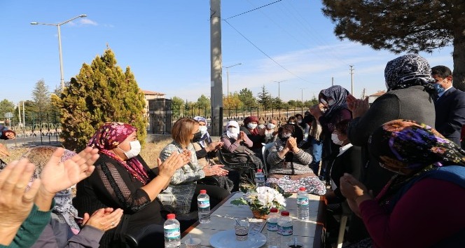 Köylü kadınların Vali sevgisi